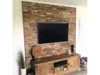 Wohnzimmer mit Holzwand und Fernseher