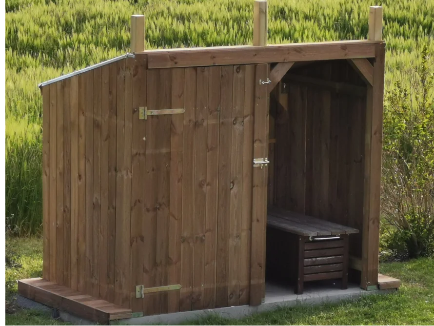 Holzschuppen mit halboffener Tür