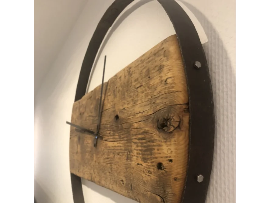 Rustikale Uhr aus Holz und Metall