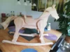 Hölzernes Schaukelpferd auf einem Tisch