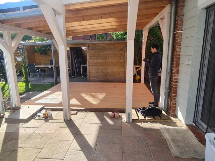 Holzterrasse mit Überdachung im Bau