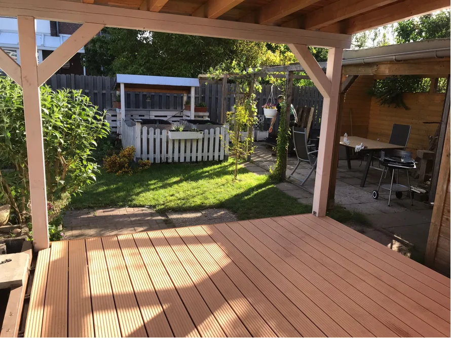 Holzterrasse mit Gartenblick