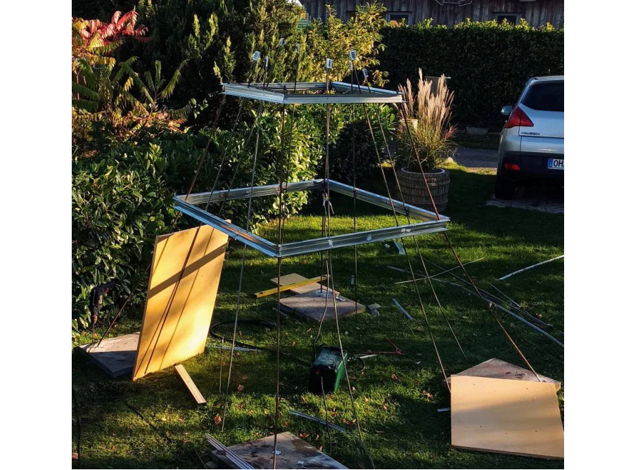 Metallgerüst im Garten mit Werkzeug