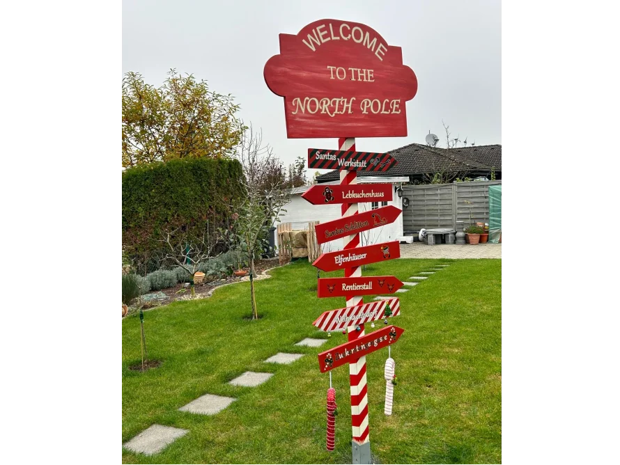 Weihnachtlicher Wegweiser im Garten