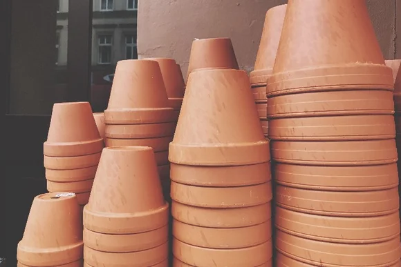 Tontöpfe gestapelt
