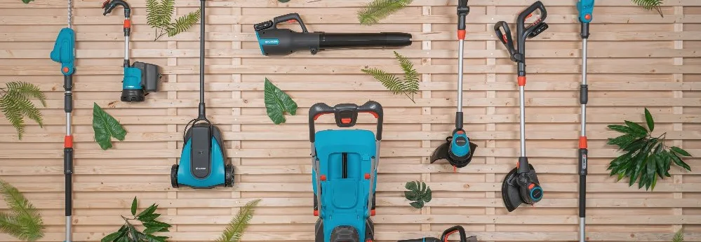 Gartengeräte auf Holz