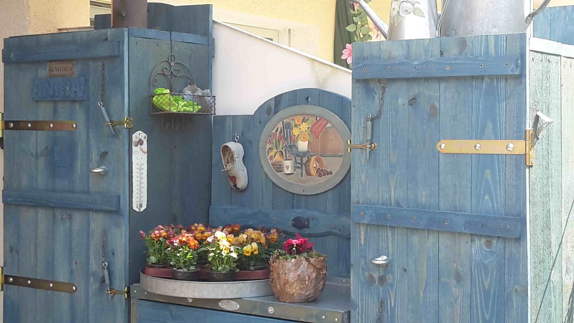 Blauer Gartenschrank aus Holz