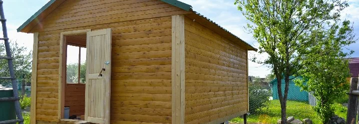 Gartenhaus aus Holz im Bau