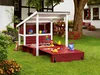 Roter und weißer Sandkasten mit Dach