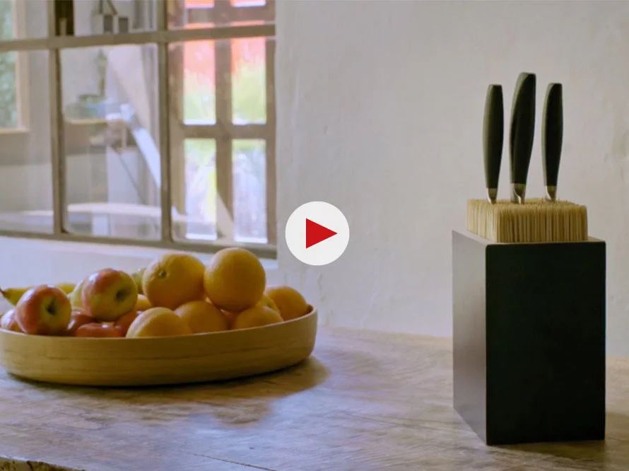 Messerblock und Obstschale auf einem Tisch