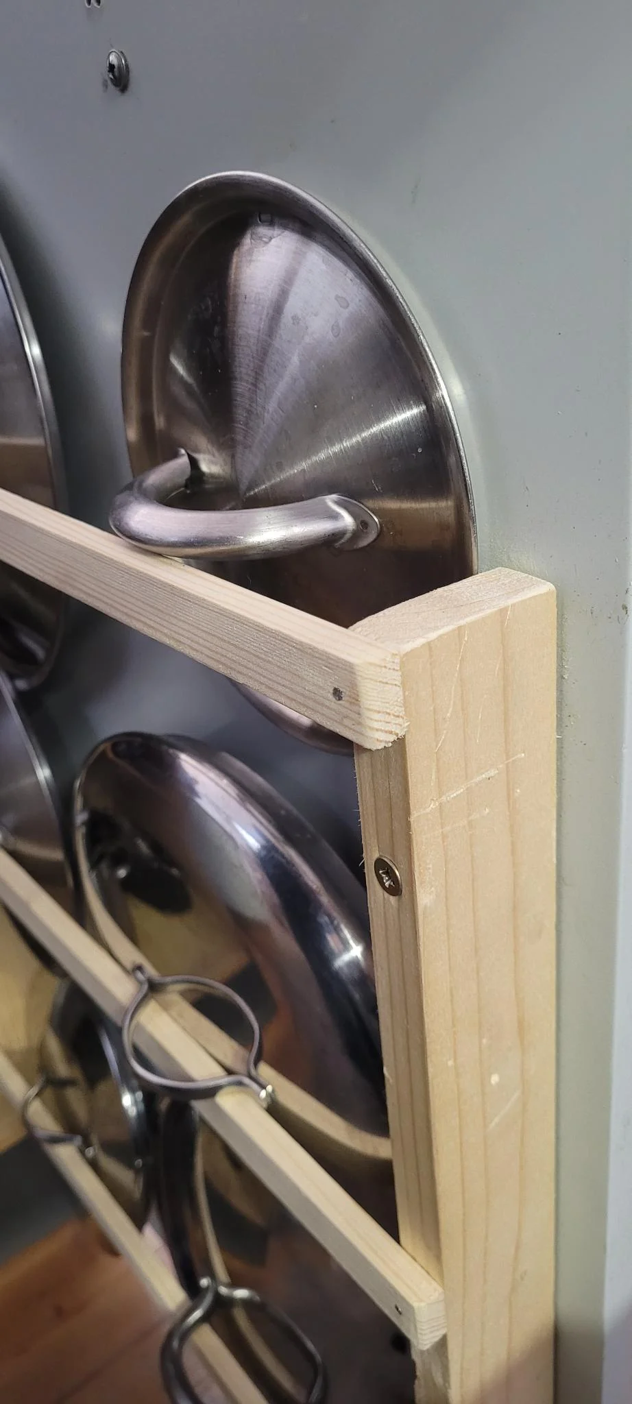 Edelstahl-Topfdeckel in einer selbstgebauten Holzhalterung