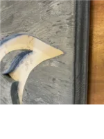 Drei gebogene Holzteile auf dunklem Holz