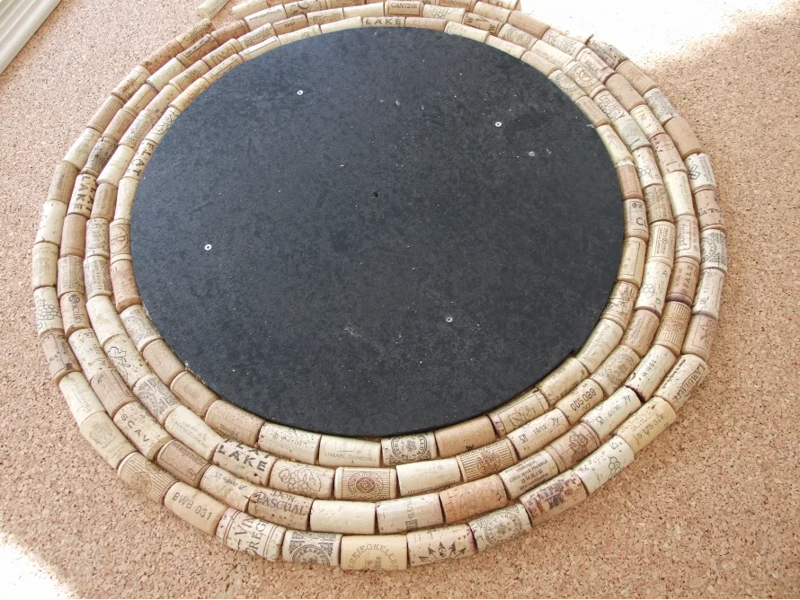 Runde Platte beklebt mit Weinkorken