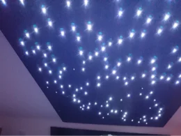 Dunkelblaue Decke mit vielen kleinen Lichtern.