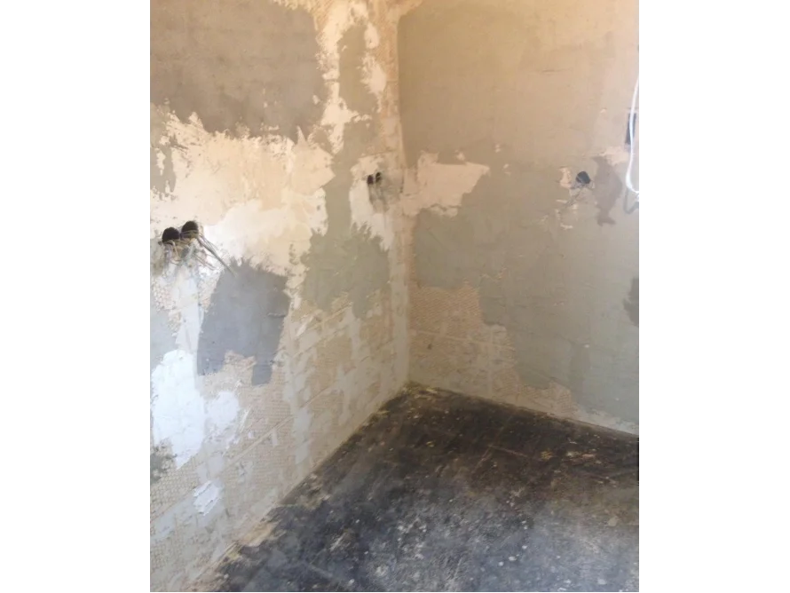 Unverputzte Wände in einem Raum