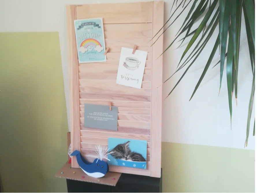 Holztafel mit Karten und einem Walfigurine