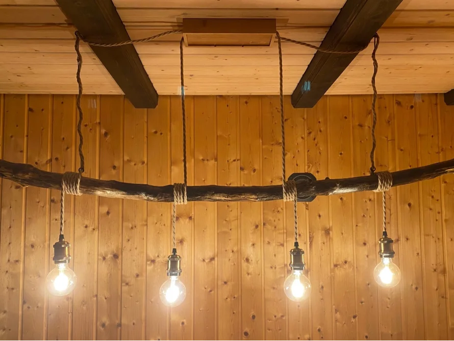 Rustikale Hängelampe mit vier Glühbirnen