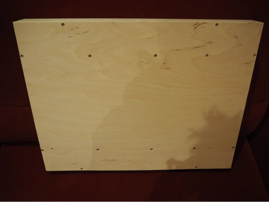 Holzplatte mit Schrauben