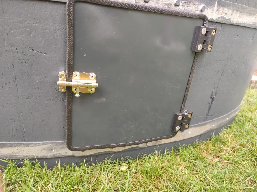 Geschlossene Tür mit Riegel