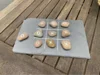 Tic-Tac-Toe Spiel mit Steinen auf Schieferplatte