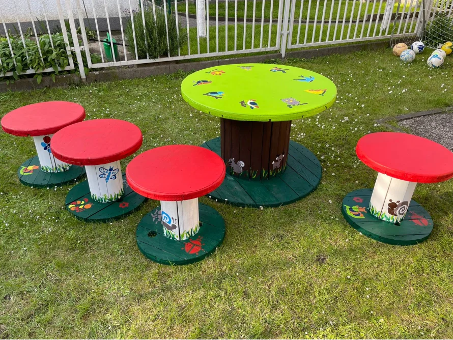Kindertisch und Stühle aus Kabeltrommeln