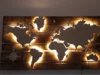Beleuchtete Holzwandkarte der Welt