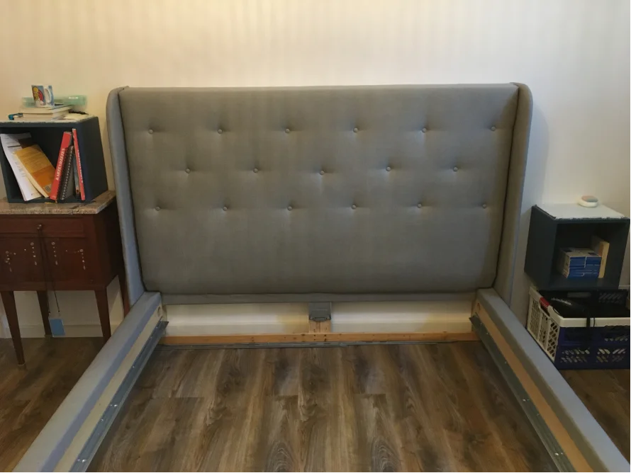 Graues Polsterbettgestell mit Knöpfen ohne Matratze