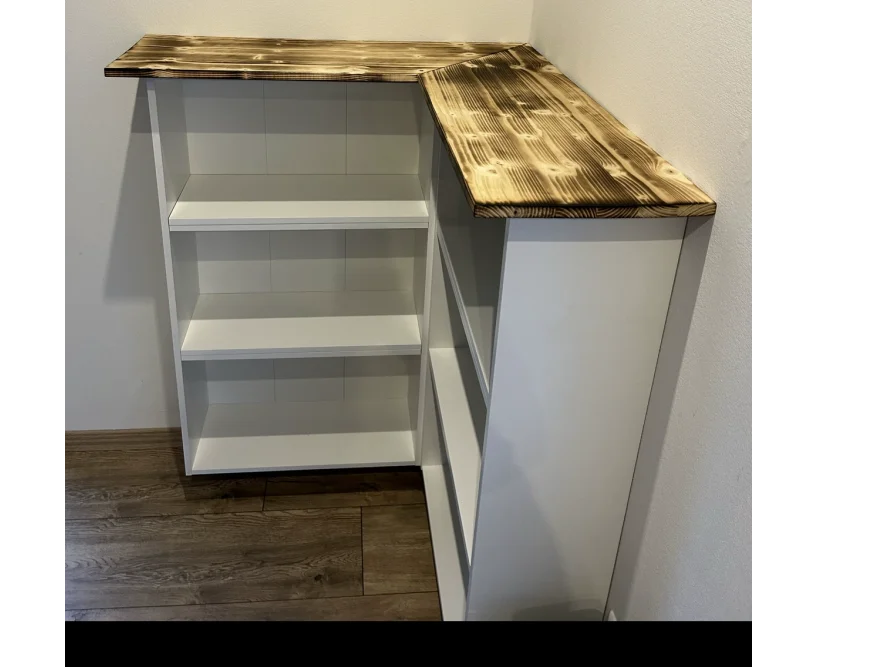 Eckregal mit Holzplatte