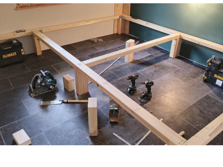 Holzrahmen eines Bettes während des Aufbaus mit Werkzeug