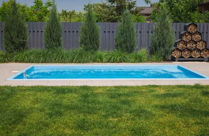 Pool-Sichtschutz: Ideen, Tipps & Checkliste