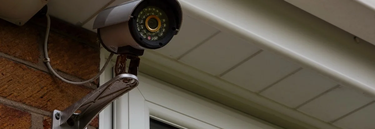 Überwachungskamera an Hauswand