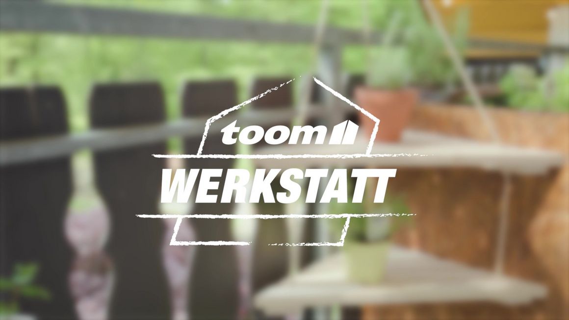 toom Werkstatt Logo mit unscharfem Balkon im Hintergrund