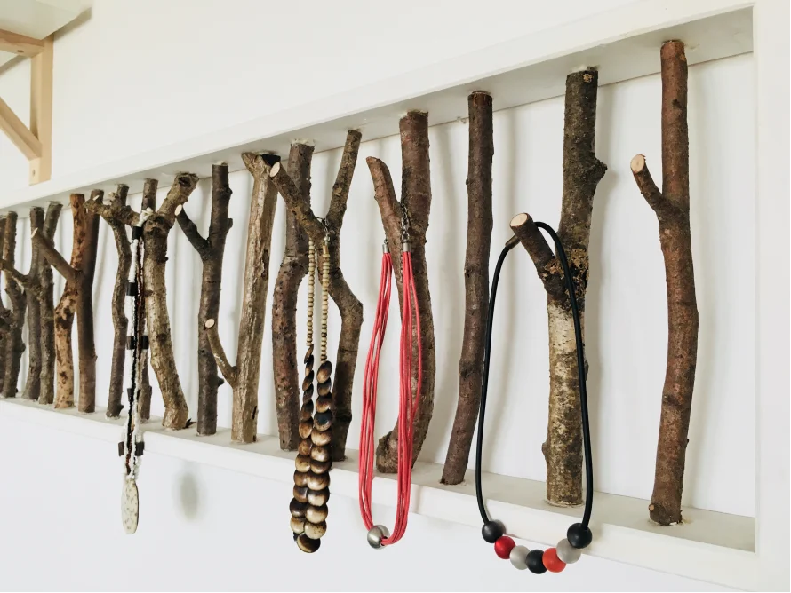 Schmuckhalter aus Ästen