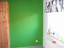 Wandregal mit Ballhalterung