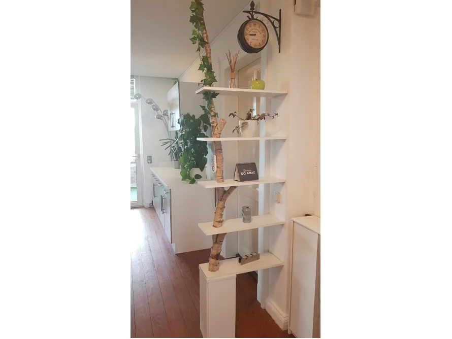 Regal mit Birkenstamm