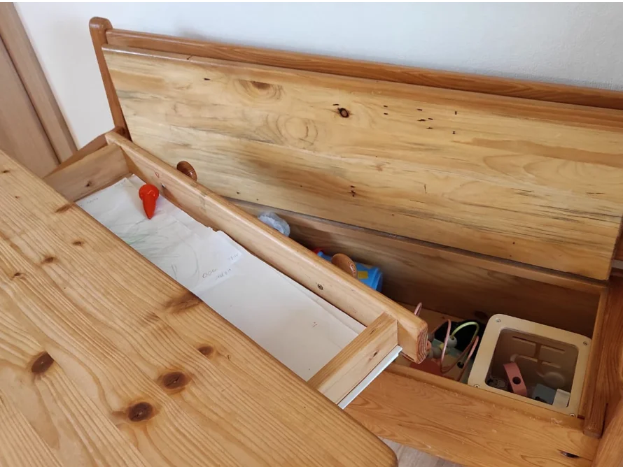 Offene Holztruhe mit Spielzeug