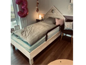 Kinderbett aus hellem Holz