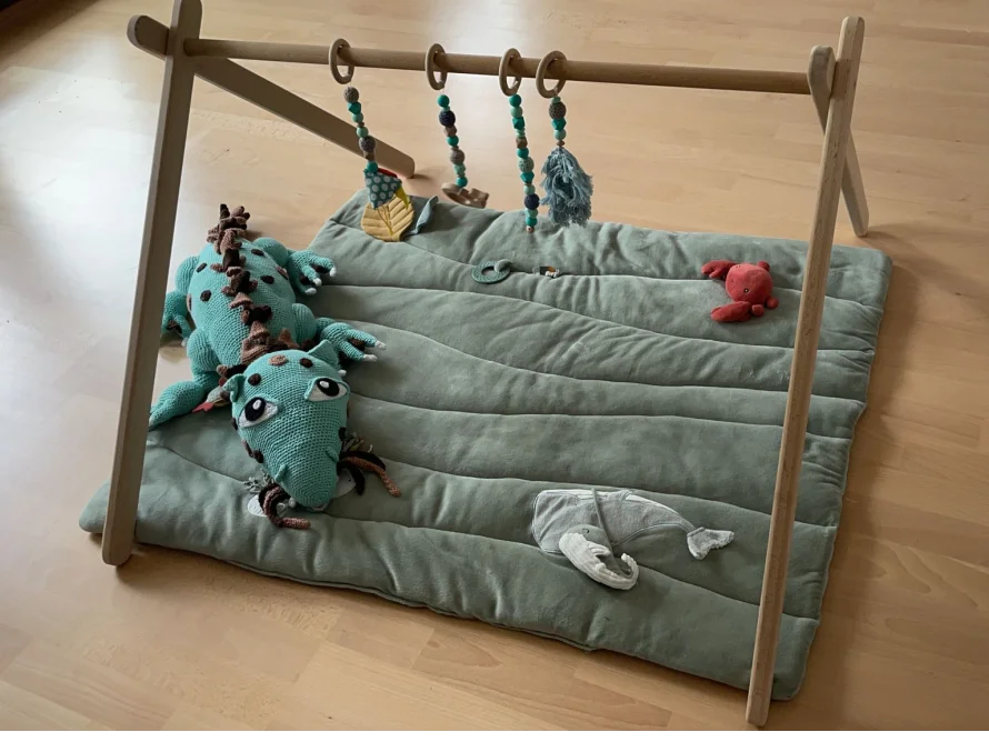 Holzgestell mit Spielzeug für Babys