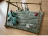 Holzgestell mit Spielzeug für Babys