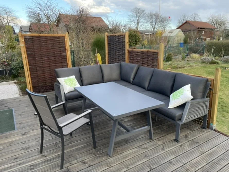 Gartenmöbel auf einer Terrasse mit Weidengeflecht