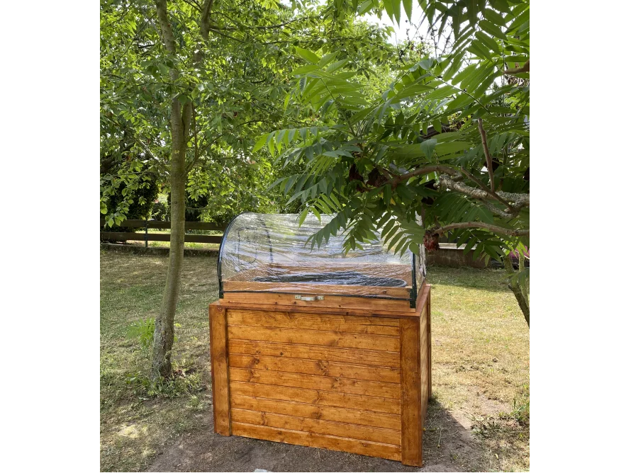 Holztruhe mit durchsichtigem Deckel