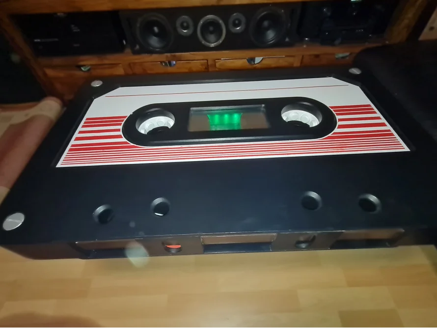Couchtisch im Design einer Audiokassette