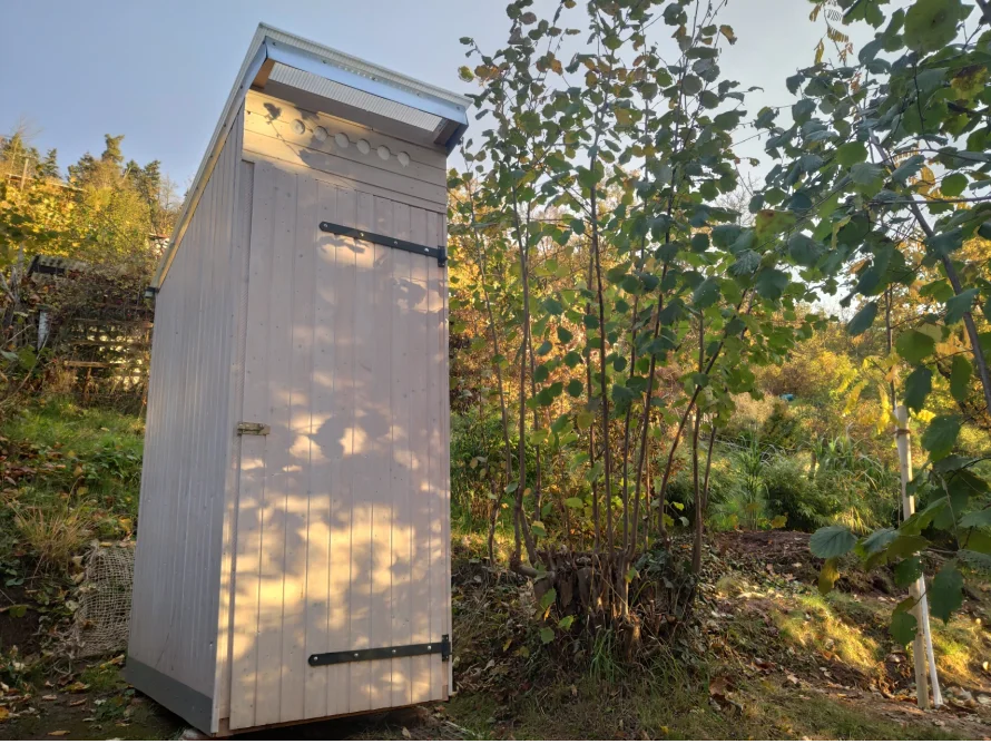 Hölzernes Gartenhaus im Aufbau