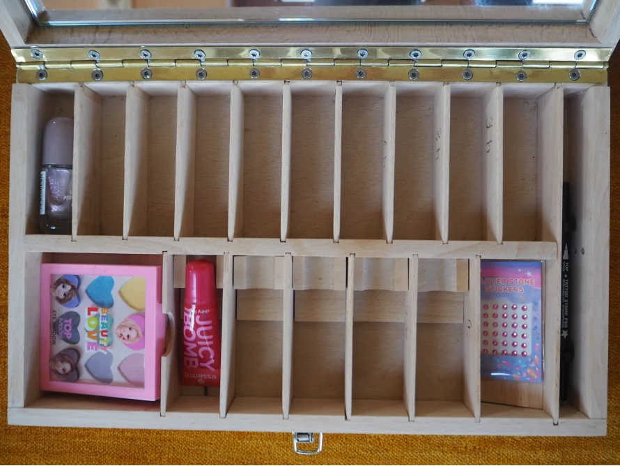 Offener Holzkasten mit Fächern