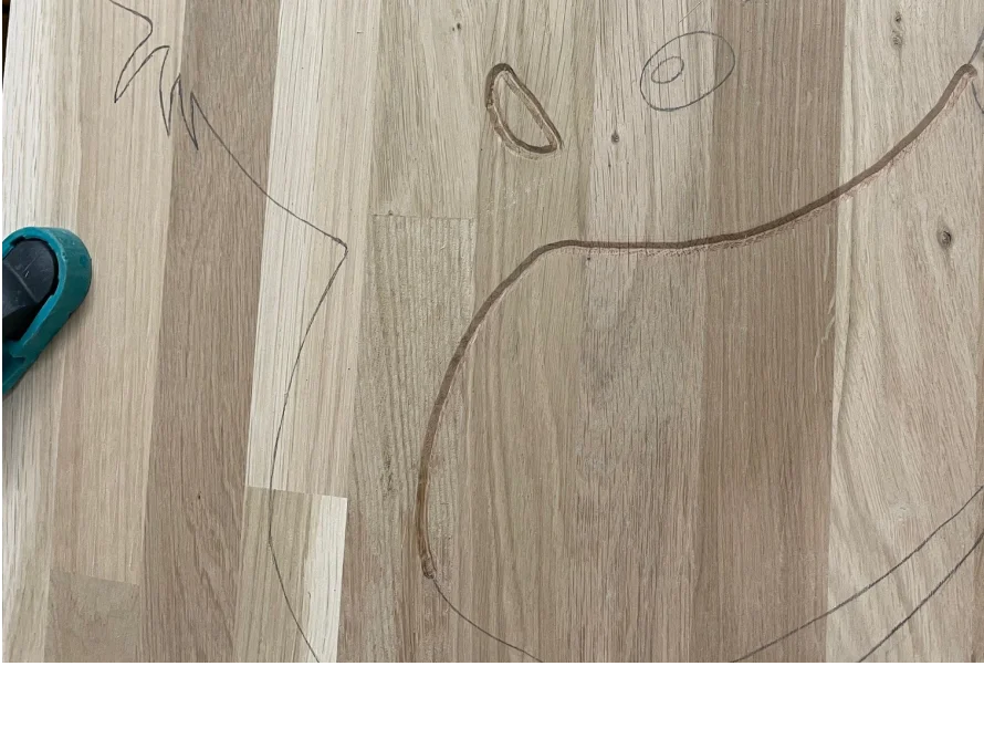 Koala-Kontur auf Holzplatte