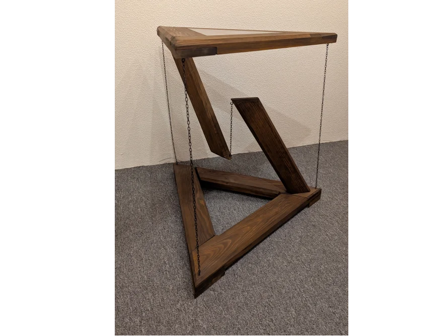 Abstrakter Beistelltisch aus Holz mit Glasplatte