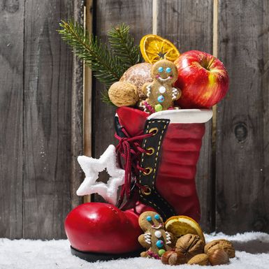 Roter Stiefel mit Weihnachtsleckereien