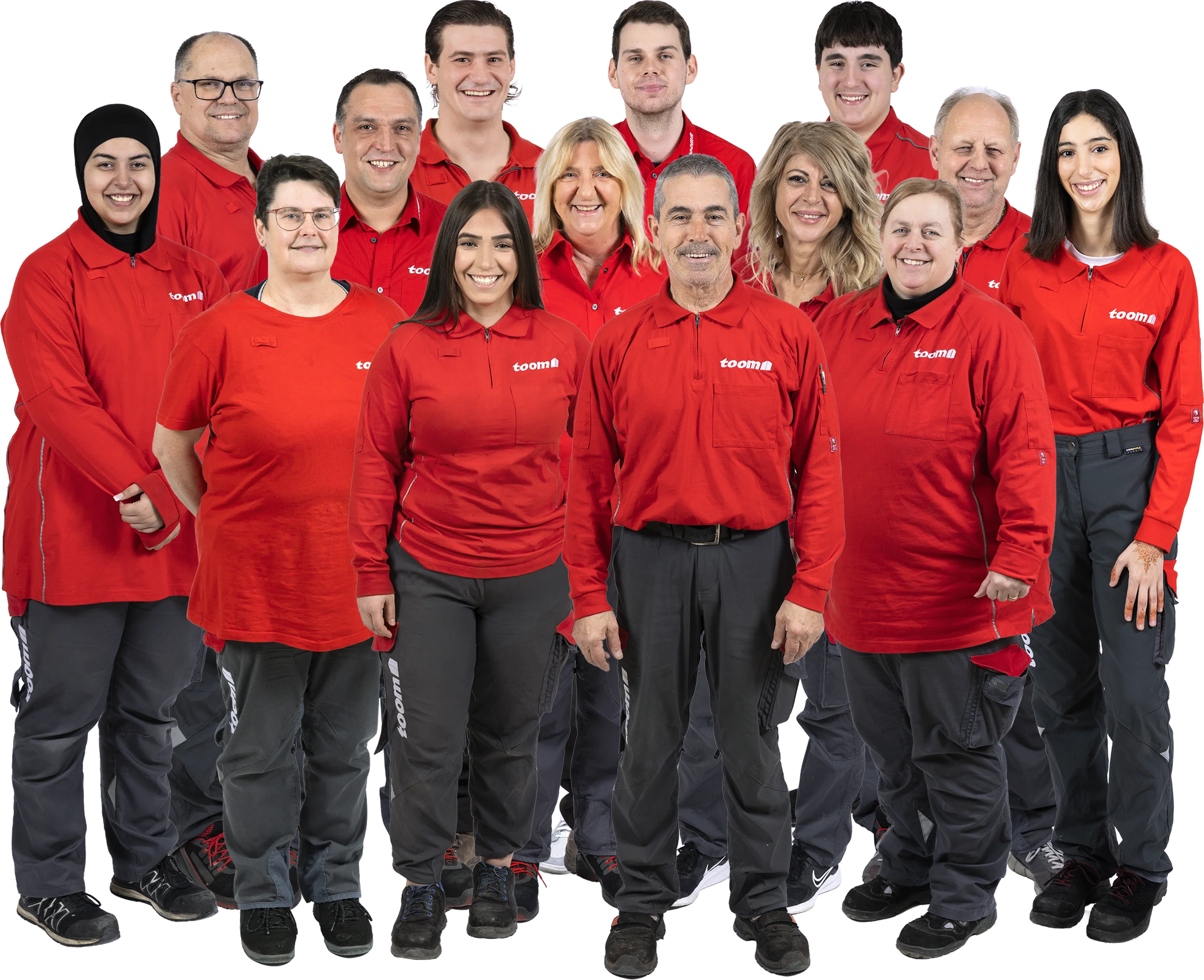 Gruppenbild eines diversen Teams in roter Arbeitskleidung.