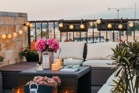 Gemütlicher Balkon mit Gartenmöbeln