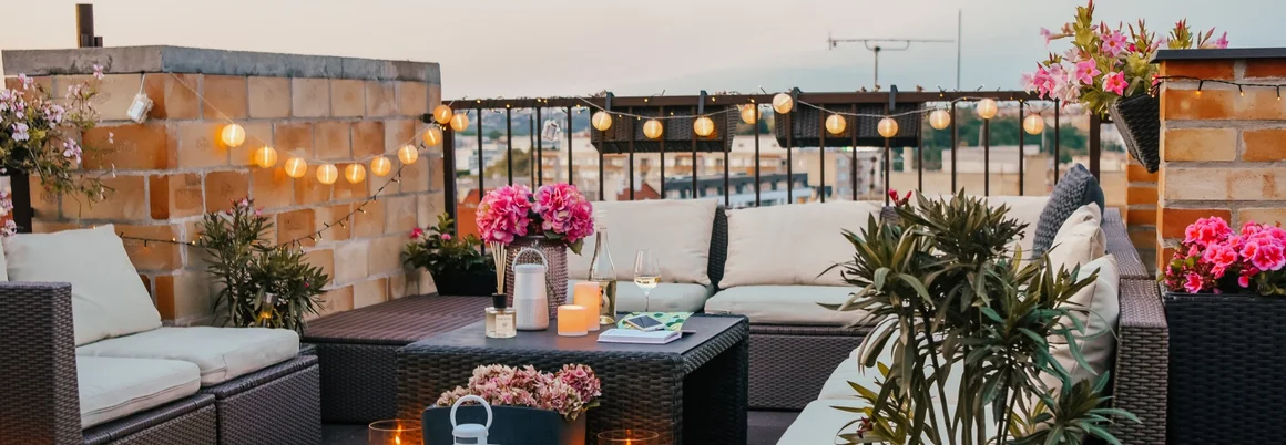 Gemütlicher Balkon mit Gartenmöbeln